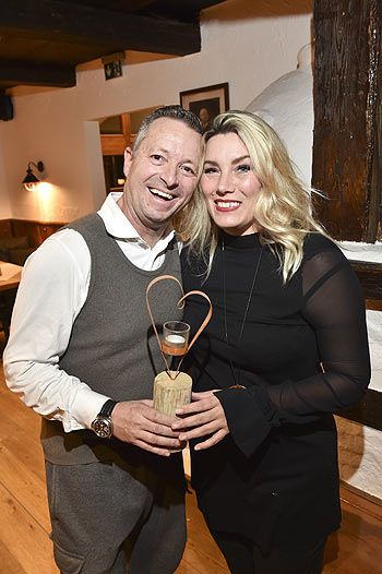 St. Emmeramsmühle Wirt Karl Heinz Zacher und Nina Eckert (li.), Jobst Kayser-Eichberg (re.) Küchenparty in der St. Emmeramsmühle nach der Renovierung München am 15.11.2021 (©Foto: BrauerPhotos / Goran Nitschke)